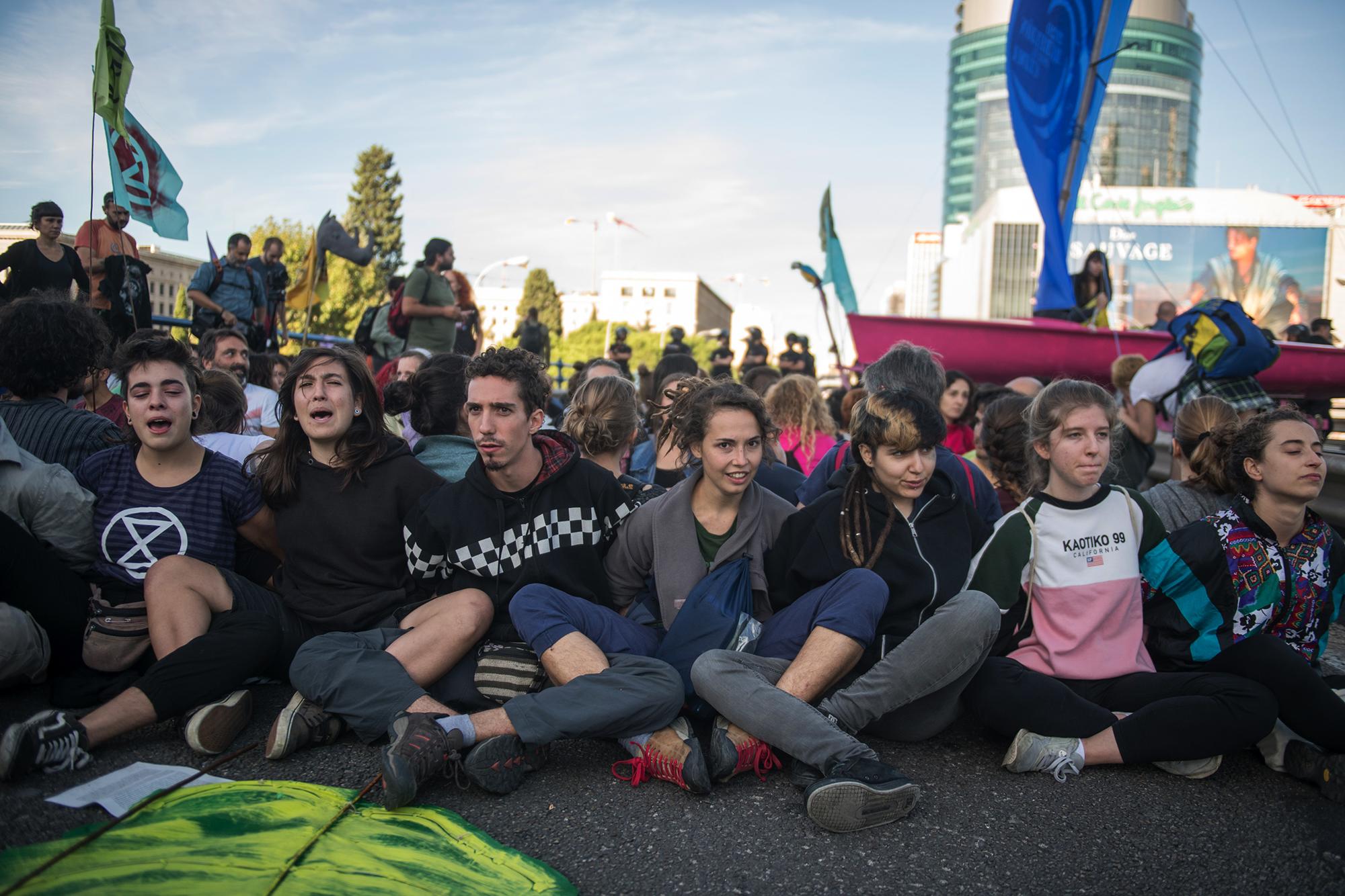 Accion climatica en el puente del Paseo de la Castellana 2